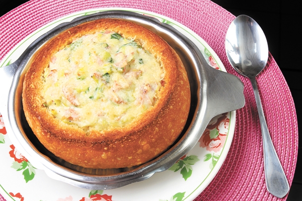 No gosto pela sopa, comida de infância que traz conforto à alma adulta, acho que se inclui uma reflexão sobre o papel deste alimento de tantos significados na vida do homem desde que deixou a caverna e domesticou o fogo